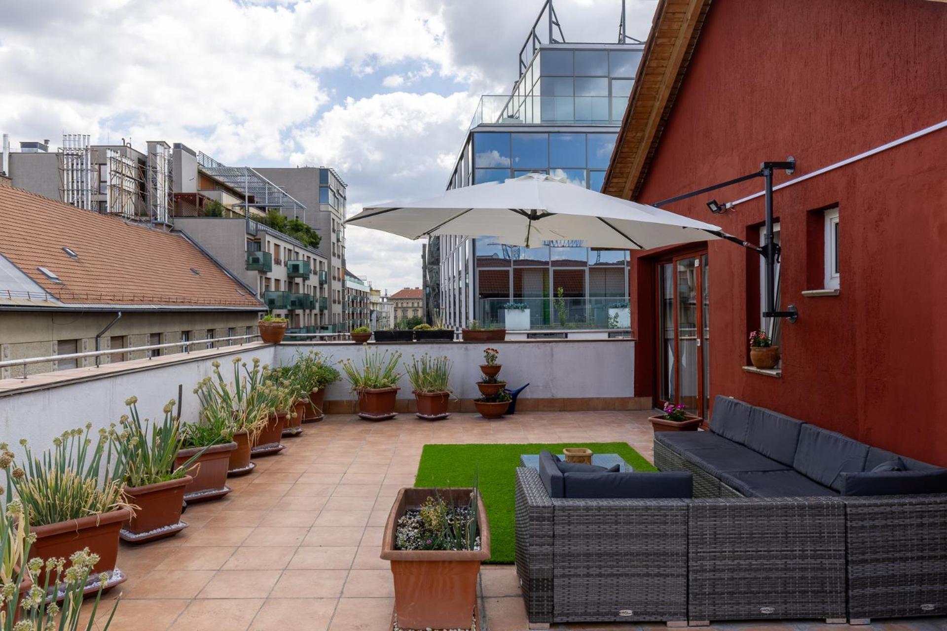 Center Penthouse Apartment - Huge Terrace And Free Parking - Tram/Metro - Ac Budapest Exterior photo