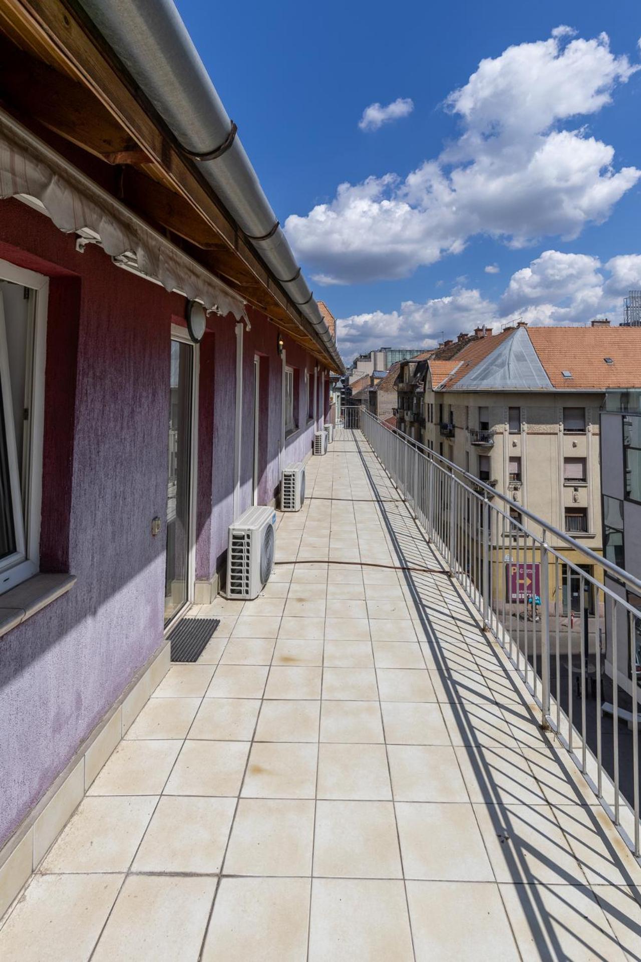 Center Penthouse Apartment - Huge Terrace And Free Parking - Tram/Metro - Ac Budapest Exterior photo